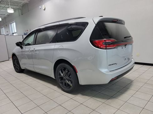 New 2026 Chrysler Pacifica Select w/ S Appearance Package AWD/4WD image 5