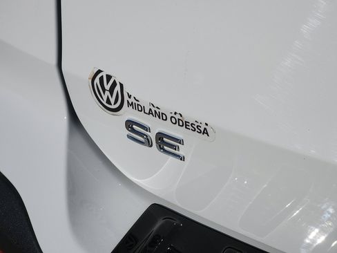 Certified 2025 Volkswagen Taos SE image 10