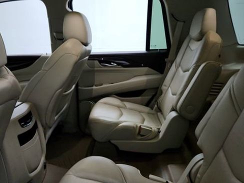 Used 2015 Cadillac Escalade Luxury image 19