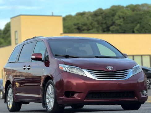 Used 2017 Toyota Sienna Limited Premium w/ Outdoor Package AWD/4WD image 3