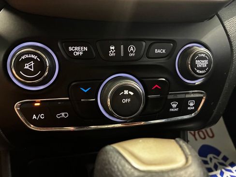 Used 2015 Jeep Cherokee Latitude FWD image 19