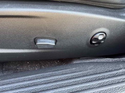 Used 2015 Dodge Challenger SRT image 30