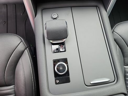 Certified 2024 Land Rover Discovery S image 16