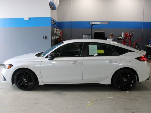 Used 2023 Honda Civic Sport image 4