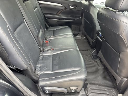 Used 2018 Toyota Highlander XLE AWD/4WD image 38