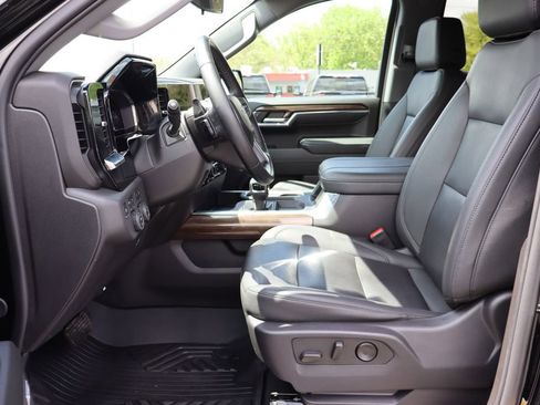 Used 2024 Chevrolet Silverado 1500 LT Trail Boss w/ LT Trail Boss Premium Package AWD/4WD image 4