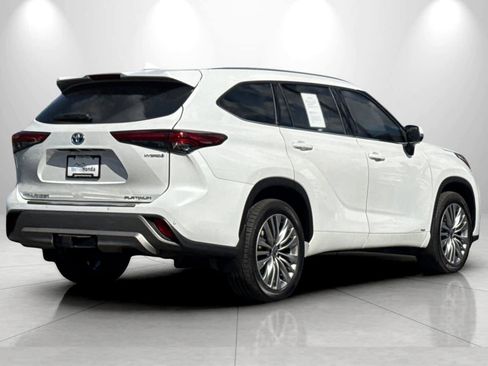 Used 2022 Toyota Highlander Platinum AWD/4WD image 2