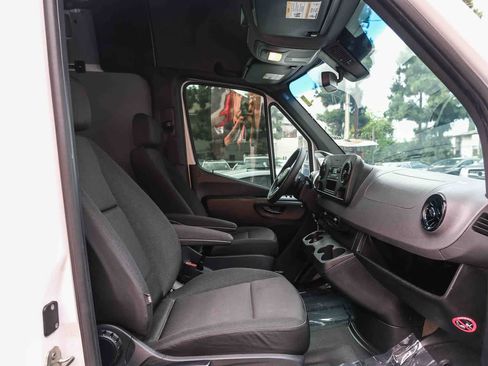 Used 2022 Mercedes-Benz Sprinter 2500 image 24