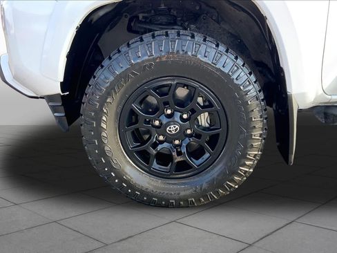 Used 2022 Toyota Tacoma SR5 RWD image 11