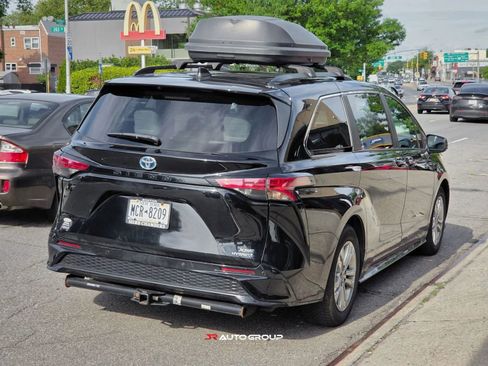 Used 2023 Toyota Sienna XSE AWD/4WD image 5
