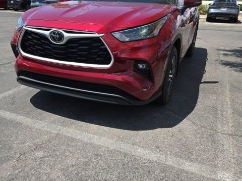 Used 2024 Toyota Highlander XLE FWD image 1