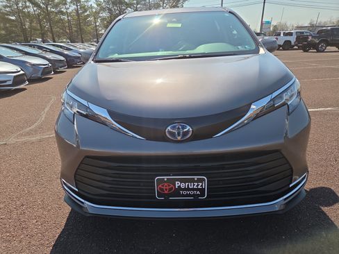 Certified 2023 Toyota Sienna XLE w/ XLE Plus Package AWD/4WD image 8