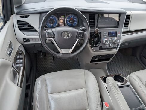 Used 2018 Toyota Sienna XLE image 7