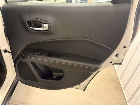 Certified 2019 Jeep Compass Latitude w/ Cold Weather Group FWD image 26