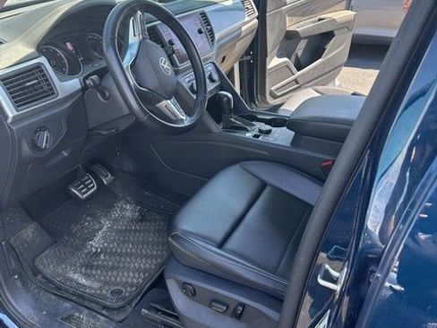 Used 2021 Volkswagen Atlas SE image 2