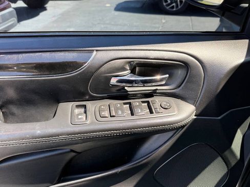 Used 2016 Dodge Grand Caravan SE FWD image 13