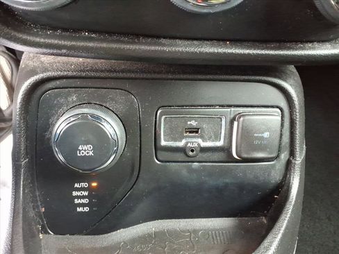 Used 2016 Jeep Renegade Limited image 14