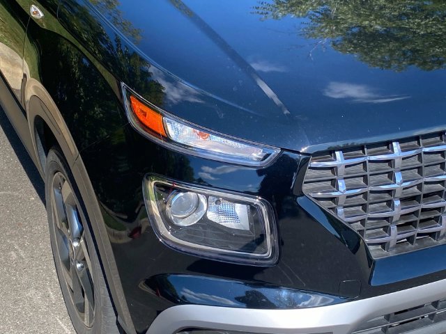 Used 2024 Hyundai Venue SEL FWD image 4