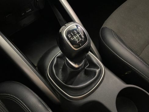 Used 2013 Hyundai Veloster w/ Style Pkg image 17