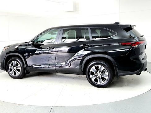 Certified 2024 Toyota Highlander XLE AWD/4WD image 4
