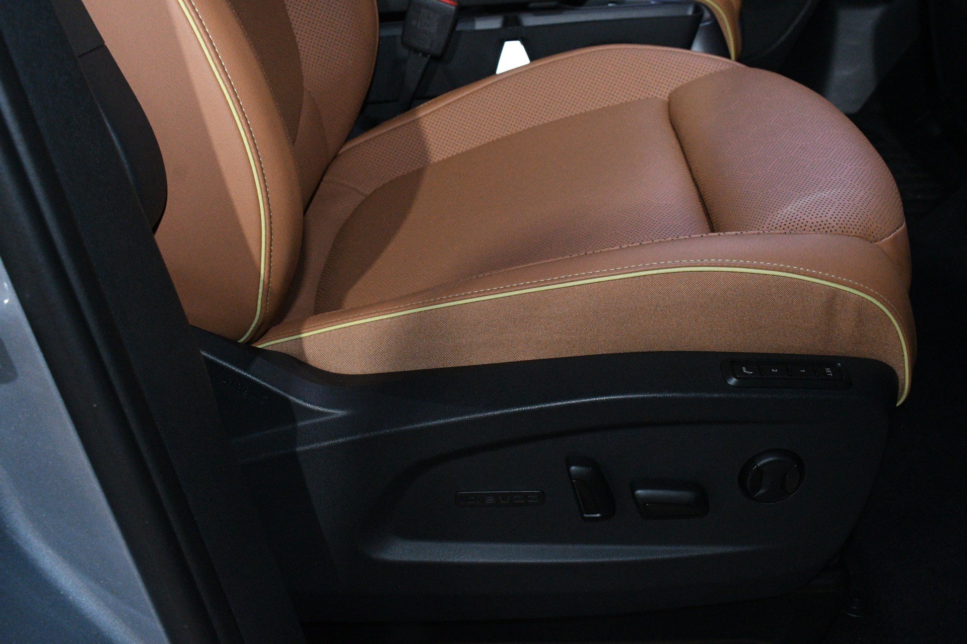Used 2025 Volkswagen ID. Buzz Pro S RWD image 14