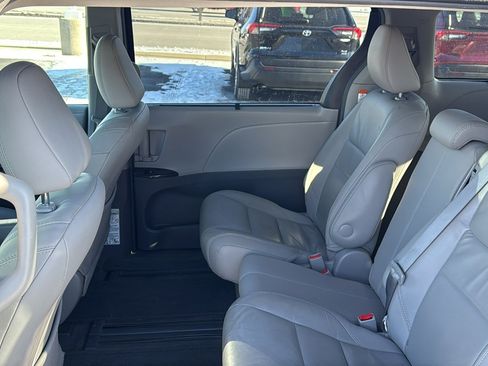 Used 2015 Toyota Sienna XLE image 16