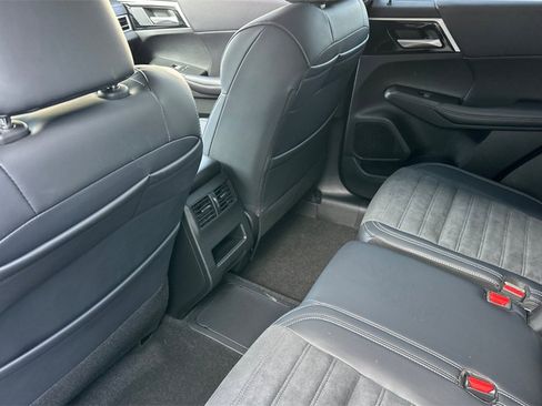 New 2025 Mitsubishi Outlander SE image 13