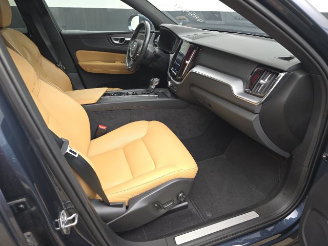 Used 2020 Volvo XC60 T6 Momentum AWD/4WD image 28