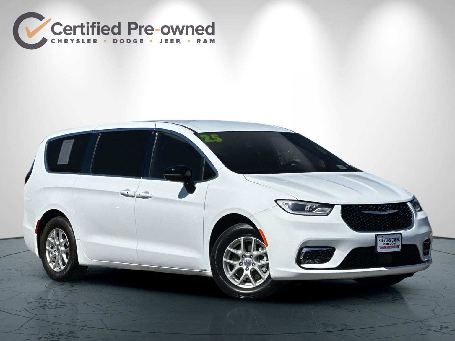 Used 2025 Chrysler Pacifica Select FWD image 2