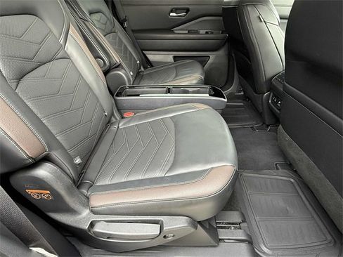 Used 2024 Nissan Pathfinder Platinum image 16