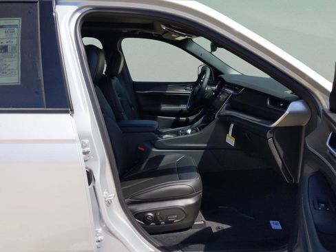 New 2025 Jeep Grand Cherokee Limited RWD image 29
