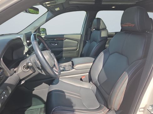 Used 2025 Honda Pilot TrailSport image 11