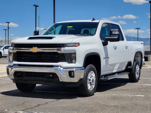Used 2025 Chevrolet Silverado 2500 LT w/ Convenience Package AWD/4WD image 4