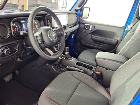 New 2025 Jeep Wrangler Unlimited Rubicon w/ Convenience Group AWD/4WD image 19