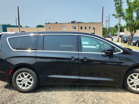 Used 2024 Chrysler Pacifica Touring-L FWD image 3