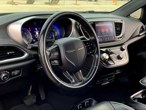 Used 2019 Chrysler Pacifica Limited w/ Advanced Safetytec Group FWD image 17