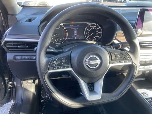 Used 2025 Nissan Altima 2.5 SV FWD image 29