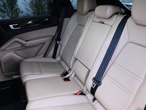 Used 2019 Porsche Cayenne AWD/4WD image 16