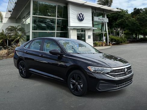 Used 2022 Volkswagen Jetta SE w/ Panoramic Sunroof Package FWD image 3