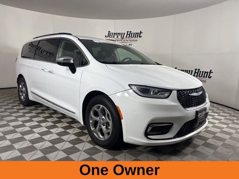 Used 2023 Chrysler Pacifica Limited FWD image 4