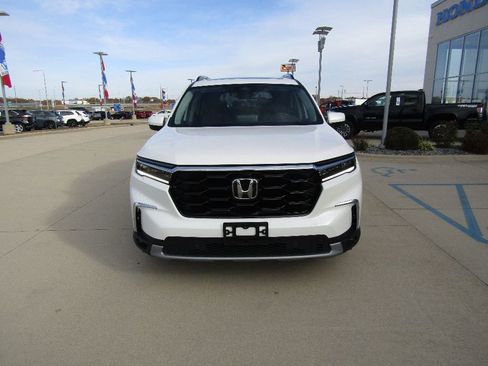 Used 2023 Honda Pilot Touring image 2