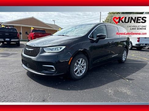 Used 2023 Chrysler Pacifica Touring-L FWD image 9