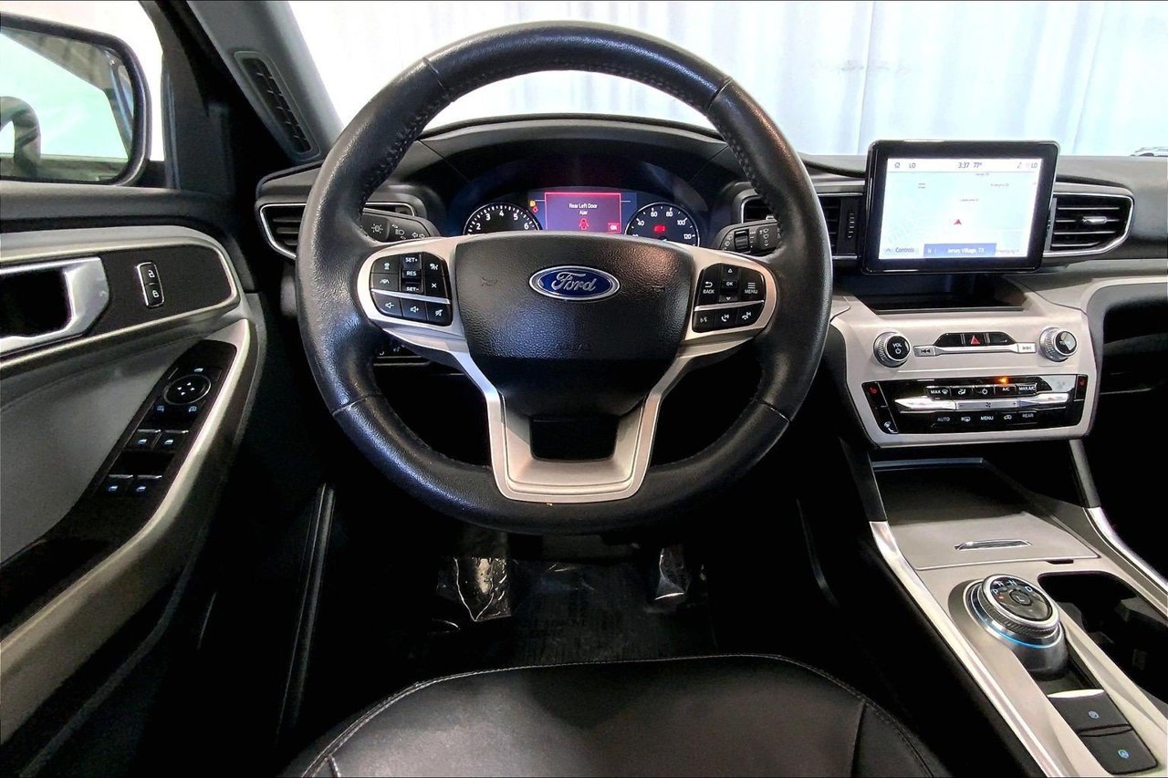 Used 2023 Ford Explorer XLT w/ Equipment Group 202A RWD image 4