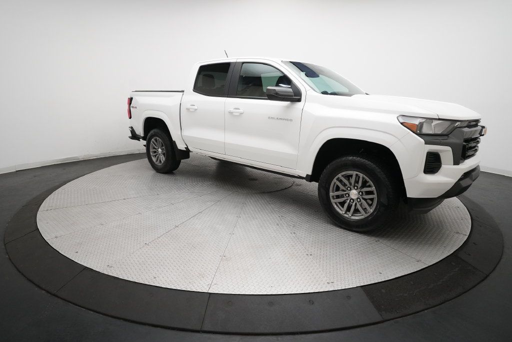 Used 2023 Chevrolet Colorado LT AWD/4WD image 33