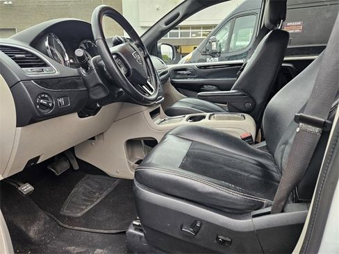 Used 2018 Dodge Grand Caravan SXT image 9