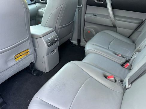 Used 2011 Toyota Highlander SE w/ Tow Pkg image 12