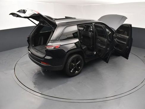 Used 2023 Jeep Grand Cherokee Altitude image 30