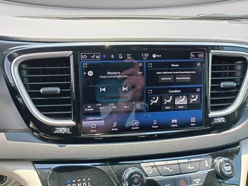 Used 2024 Chrysler Pacifica Touring-L FWD image 24