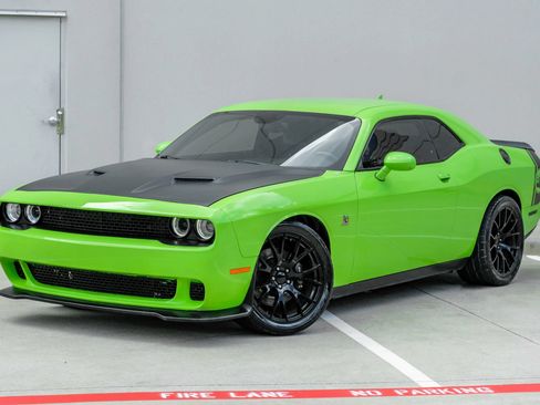 Used 2015 Dodge Challenger R/T Scat Pack w/ Scat Pack Appearance Package RWD image 4