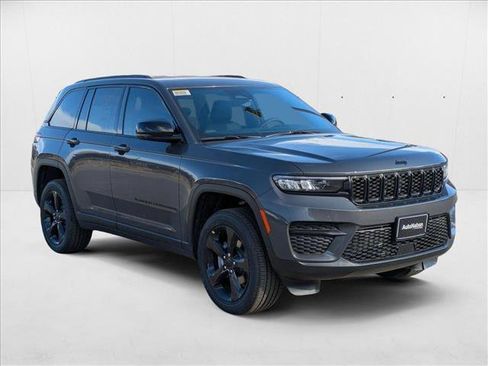 New 2025 Jeep Grand Cherokee Altitude image 7